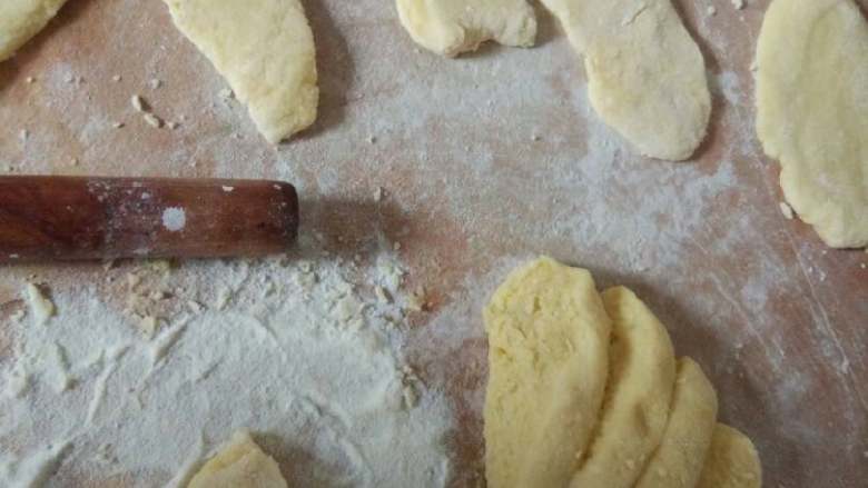 宝宝零食狗舌头,如果太长就用刀切开两半。一定要用擀面杖擀的薄点，厚了熟的慢