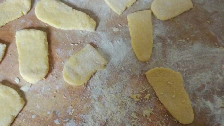 宝宝零食狗舌头,都弄好了！有的太大太厚。煎的不均匀