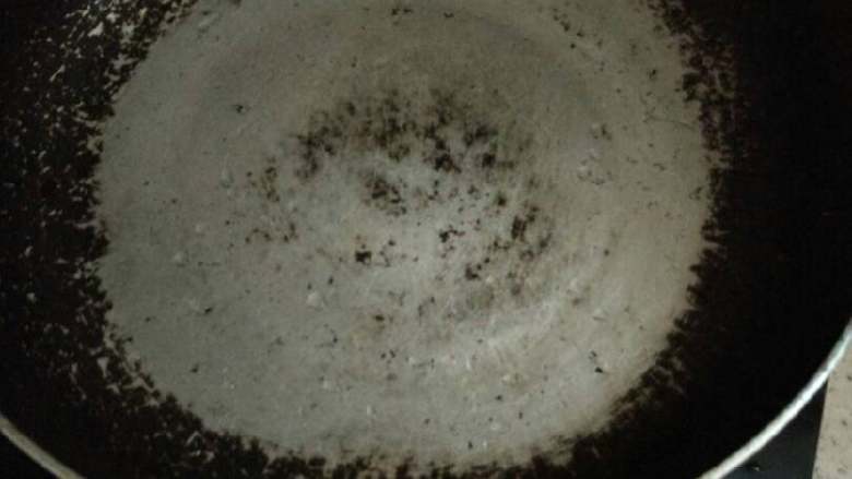 宝宝零食狗舌头,平底锅烧热。（一定要烧热，不热容易粘锅）