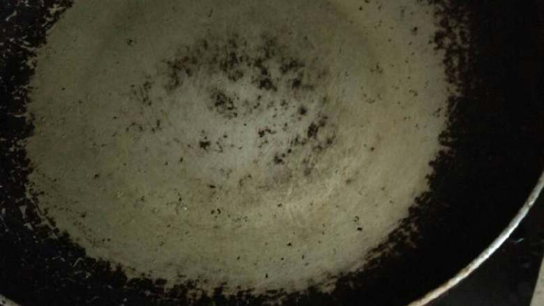 宝宝零食狗舌头,锅热倒入适量油。