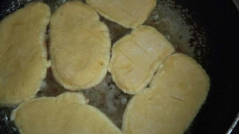 宝宝零食狗舌头,放入弄好的狗舌头。煎至金黄色反面。反面的时候一定要小火转中火。来回反面放面。有两面都是金黄色的就可以重出来了
