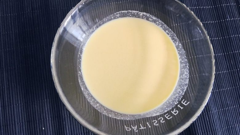 港式下午茶首选的芒果班戟,从冷藏室取出班戟皮混合液,放在一旁备用。