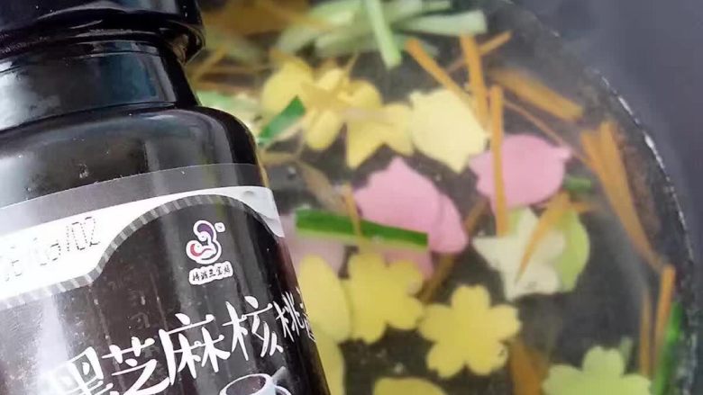 创意辅食之黑芝麻酱小瓢虫+缤纷面片汤,锅里水烧开,依次放入胡萝卜,黄瓜,缤纷面片,少许盐