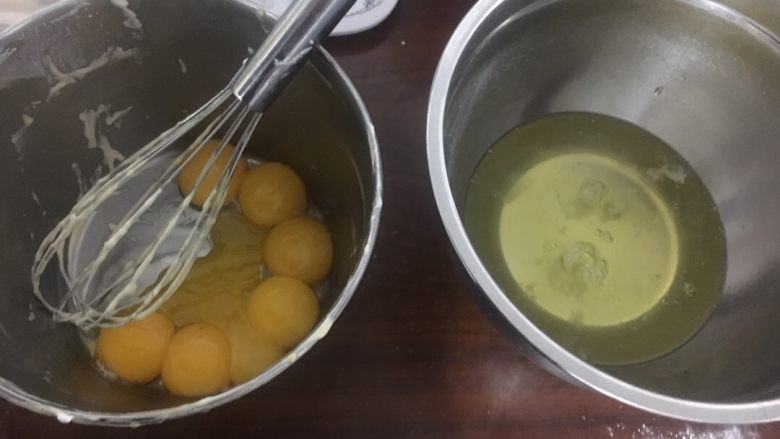 千叶纹蛋糕,蛋清蛋黄先分离开
原谅我懒癌发作,没洗蛋黄盆,刚做好另一个东西
但是放蛋清的一定要无油无水的干净容器