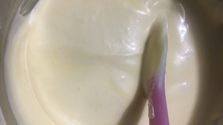 千叶纹蛋糕,轻快的如同炒菜手法一般,翻拌均匀