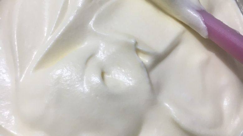 千叶纹蛋糕,也是同样翻拌均匀,面糊应该是细腻有光泽