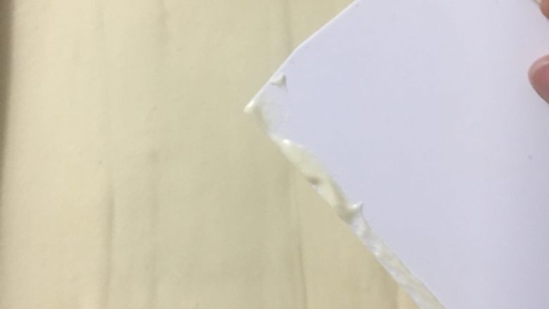 千叶纹蛋糕,把剩余面糊倒在铺了油纸的烤盘里,用力摔几下烤盘,震出大气泡,然后刮平表面