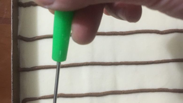千叶纹蛋糕,拿一根针,木有的话牙签也成