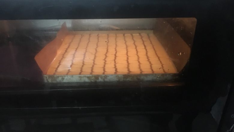 千叶纹蛋糕,烤箱预热160度,中下层烤1小时左右