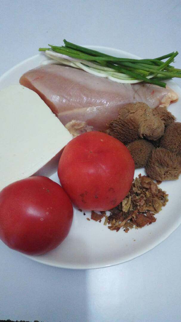 翡翠#猴头菇鸡肉丸#(独创建于19/元~2017),食材准备1:经泡发的猴头菇、<a style='color:red;display:inline-block;' href='/shicai/ 5885'>鸡脯肉</a>、<a style='color:red;display:inline-block;' href='/shicai/ 465'>豆腐</a>、<a style='color:red;display:inline-block;' href='/shicai/ 3551'>西红柿</a>、鸡内金、<a style='color:red;display:inline-block;' href='/shicai/ 3250'>葱</a>、姜等