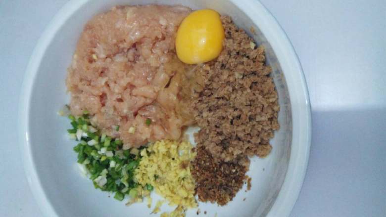 翡翠#猴头菇鸡肉丸#(独创建于19/元~2017),食材加工:把猴头菇、鸡脯肉、鸡内金、葱姜切成米粒，打入<a style='color:red;display:inline-block;' href='/shicai/ 9'>鸡蛋</a>，放入盐，胡椒粉、<a style='color:red;display:inline-block;' href='/shicai/ 718'>料酒</a>等