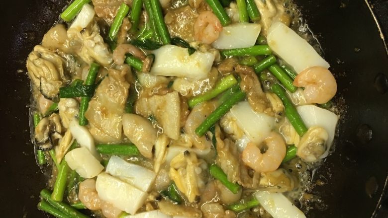 蒜苔海鲜 黑椒到此一游,然后料理酒去腥 少许酱油提鲜 少许盐鸡精 放入蒜苔海鲜 炒熟即可