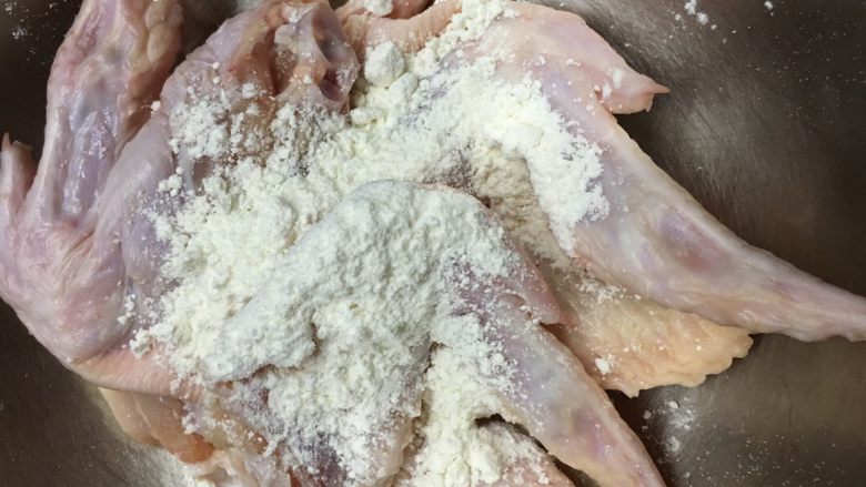 金色的翅膀,这一步忘记照相了 用料酒酱油姜蒜腌制一会入味即可 然后控干倒入小麦粉