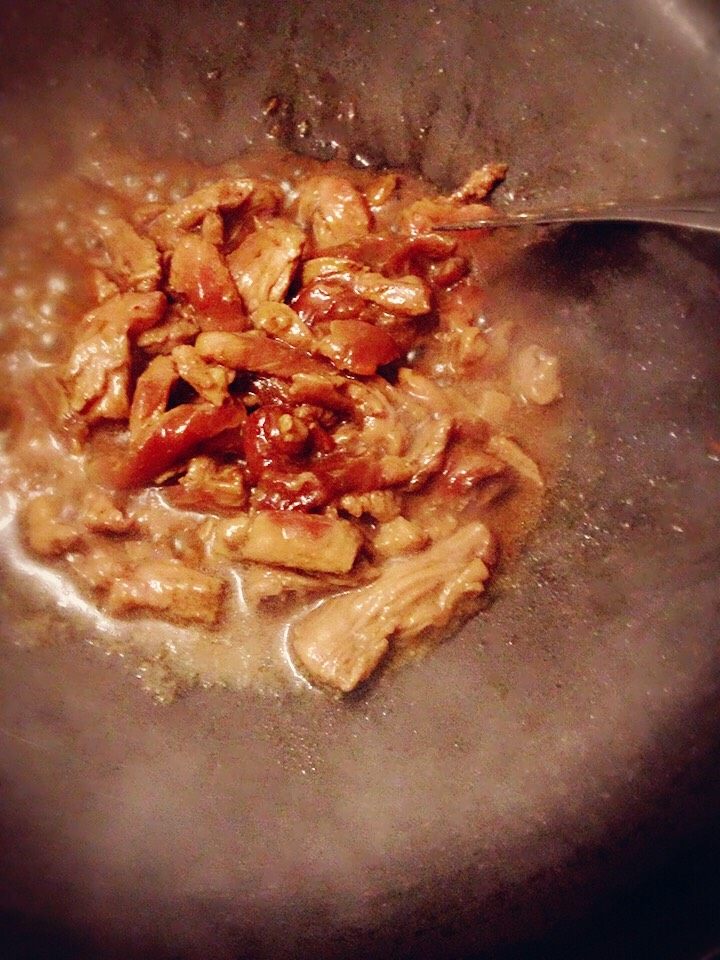 京酱肉丝夹饼,里脊肉下锅炒,倒入前面的酱汁翻炒,再倒入一些开水焖煮一下,受汁