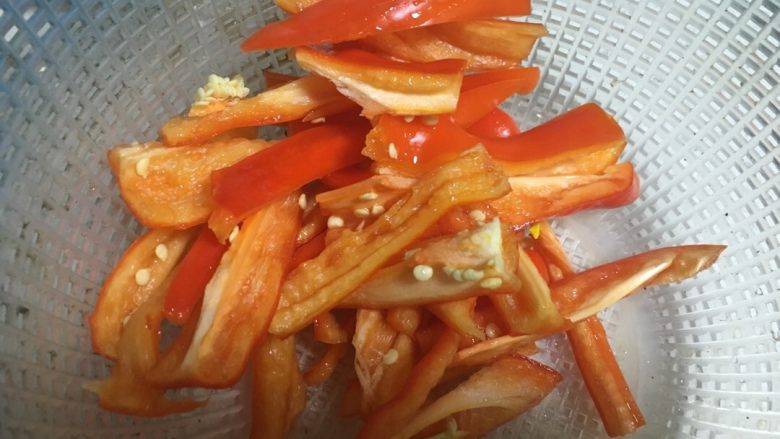 #年夜饭#炒豆皮,大<a style='color:red;display:inline-block;' href='/shicai/ 86663'>红辣椒</a>破开切条备用