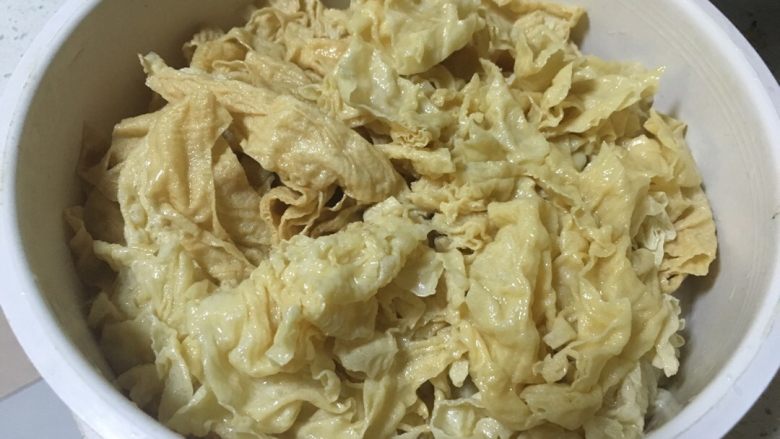#年夜饭#炒豆皮,泡发好的<a style='color:red;display:inline-block;' href='/shicai/ 4660'>豆皮</a>切成块