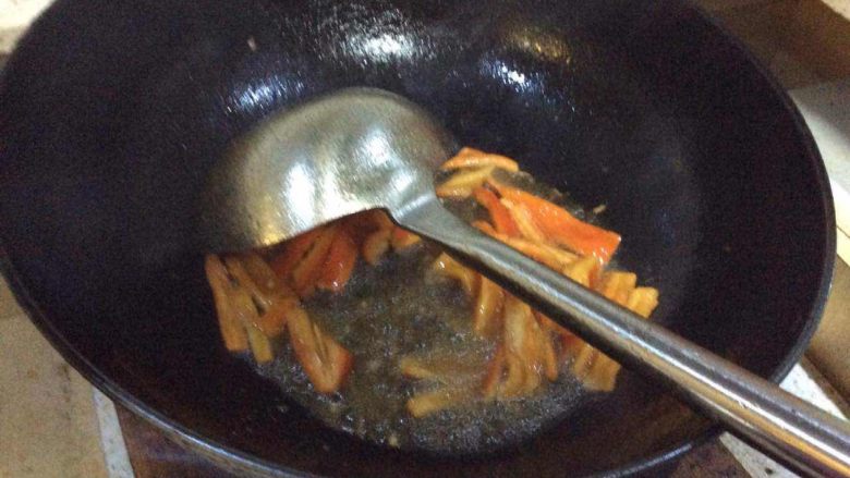 #年夜饭#炒豆皮,锅内加入油。先热油。热油后加入适量盐。加入切好的红辣椒。