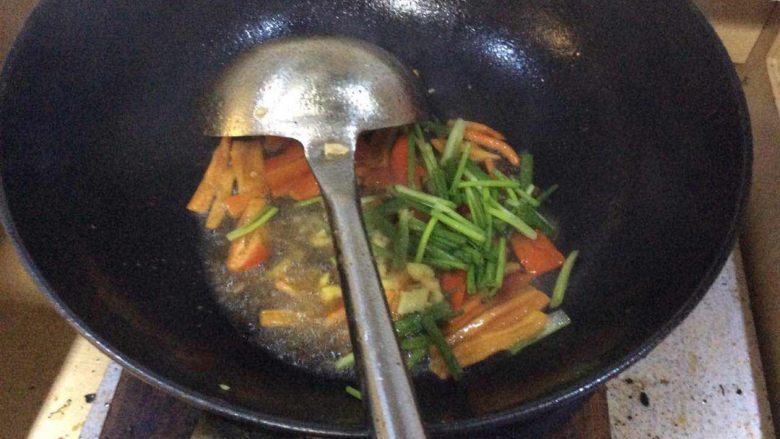#年夜饭#炒豆皮,红辣椒微微烧熟后,加入<a style='color:red;display:inline-block;' href='/shicai/ 157'>小葱</a>段。