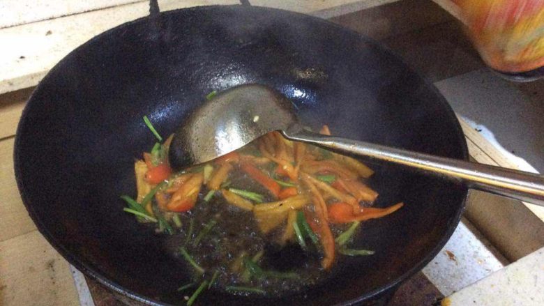 #年夜饭#炒豆皮,葱段入锅不需要太久,就能翻炒出香味。这时候加一点生抽。一点点就好。