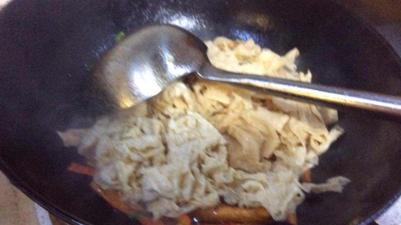 #年夜饭#炒豆皮,把泡好处理过的豆皮入锅。进行翻炒。