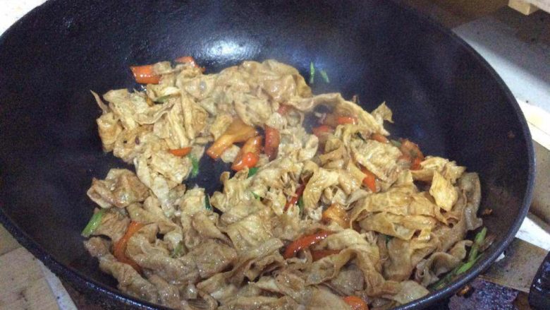 #年夜饭#炒豆皮,出锅前,尝一尝味道。根据情况补加盐或者味精即可出锅。