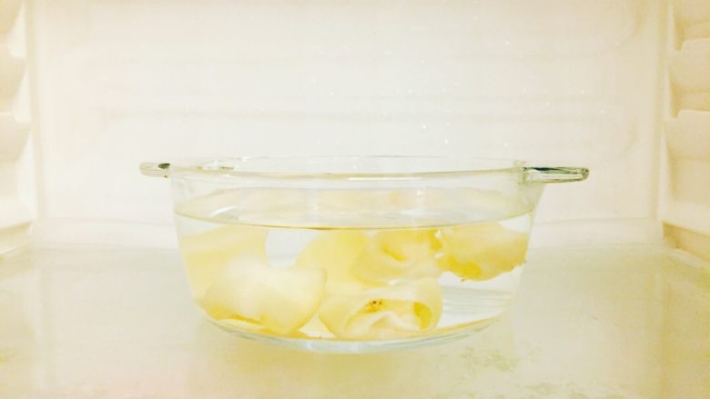 花胶炖虫草花滋补汤,将用沸水泡好的花胶放入冷水的器皿再放入冰箱的冷藏室(非急冻)。经过沸水浸泡的花胶会变得异常软榻,这时候直接就炖会影响口感。所以放入冰箱冷冻10分钟可以让花胶恢复弹牙的口感。吃起来更好吃。