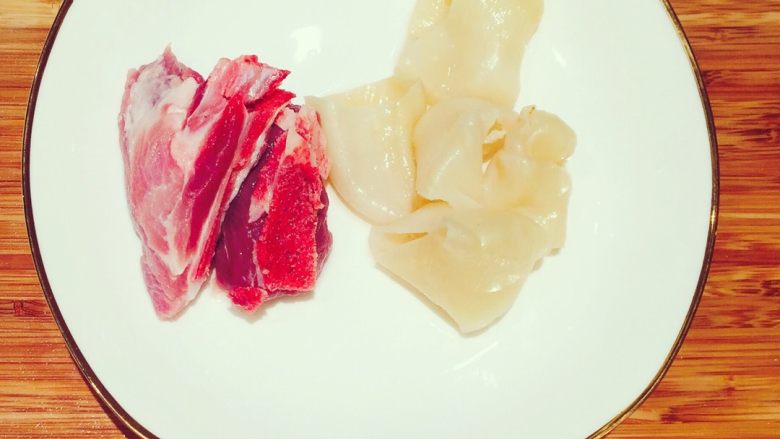花胶炖虫草花滋补汤,把<a style='color:red;display:inline-block;' href='/shicai/ 414'>猪肉</a>和从冰箱里取出的花胶洗干净放一边待用。这次的肉类我选择了有骨头的,有点骨头煲汤会更有香味。(其实我只是不想吃那么多肉)