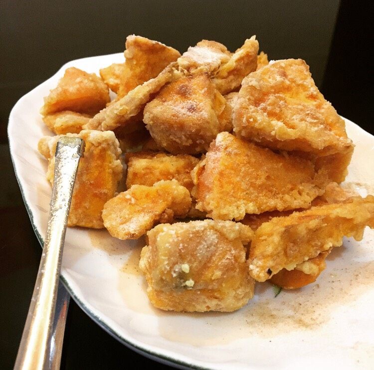 甘梅地瓜,盛盘~在表面撒上甘梅粉