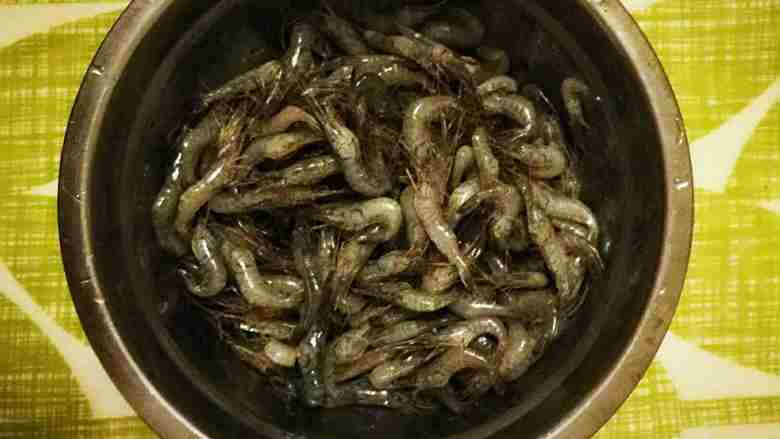 炸河虾,鲜活河虾250克,洗净沥干水份备用。