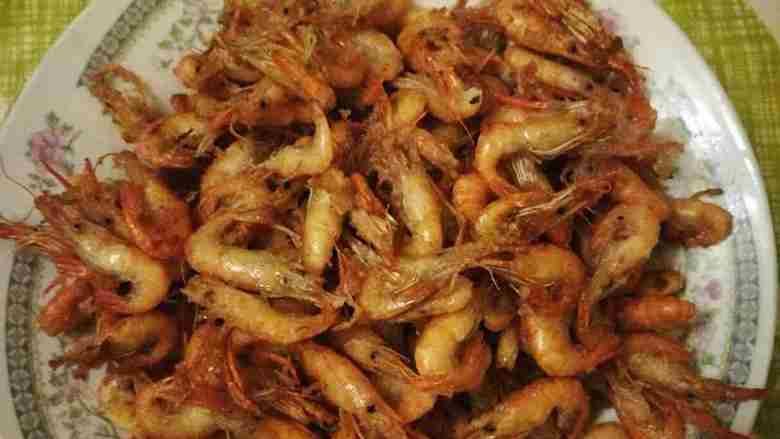 炸河虾,这是一款不错的下酒菜,也可以用大饼裹着河虾吃,非常美味。