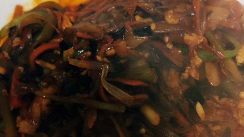 鱼香鸡丝拌面,炒好啦,盛盘。