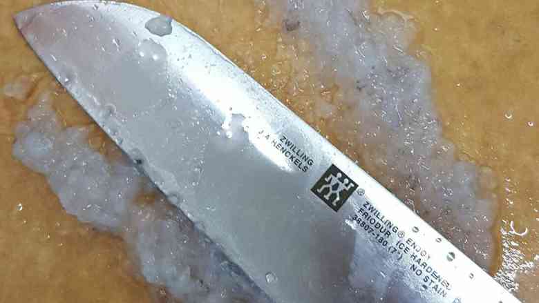 媲美海底捞的虾滑,切碎,用刀背撵一下,今天第一次加虾仁所以就做一点点试试会不会过敏什么的,如果量大直接用辅食机打成泥。