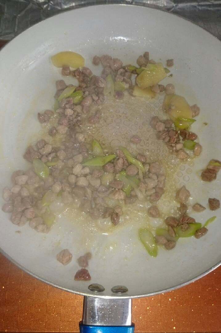 家常猪肉豆丁,用肉丁、葱和姜爆锅,可多翻炒一会,因为肉太生加水后会浮出许多白沫。另外,最好用熟豆油,并且油不用多,因为肉丁也会炒出油来。