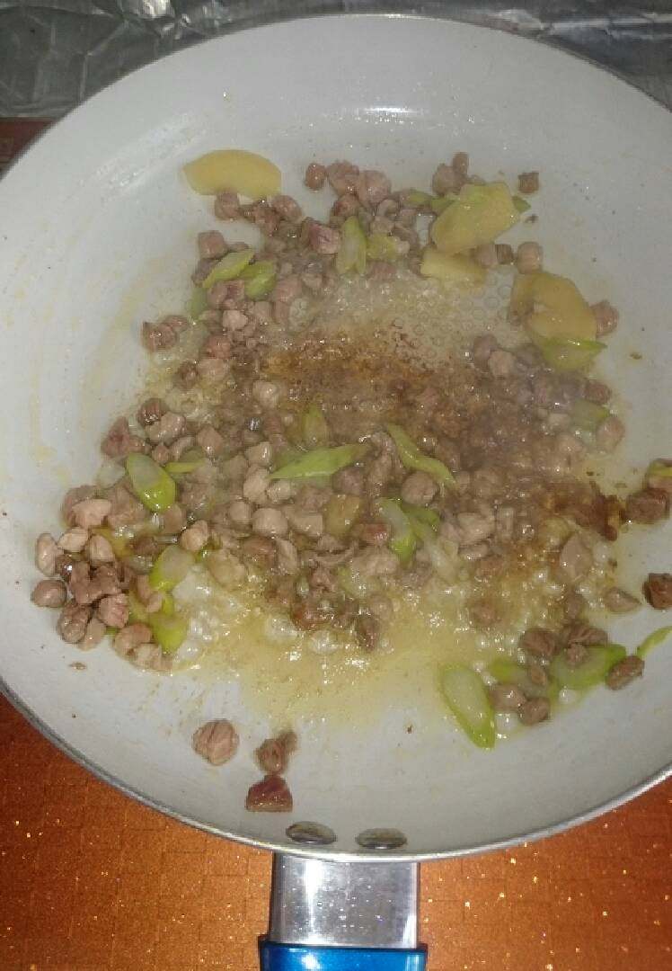 家常猪肉豆丁,倒少许酱油,多了会影响颜色。