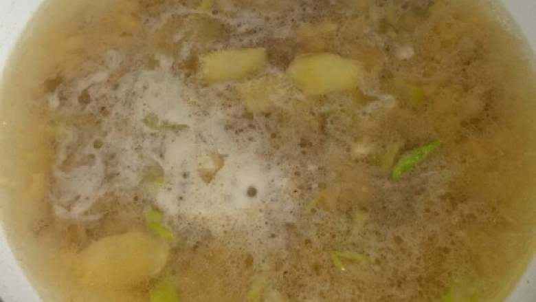 家常猪肉豆丁,加温水,放入少许盐,煮豆时间长汤会减少,所以盐多会咸。