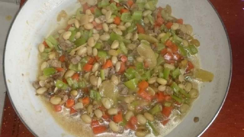 家常猪肉豆丁,黄豆熟透时,尝试和调整咸淡(加盐或加水再煮一小会),放入<a style='color:red;display:inline-block;' href='/shicai/ 8778'>尖椒</a>,翻炒几下,出锅。
