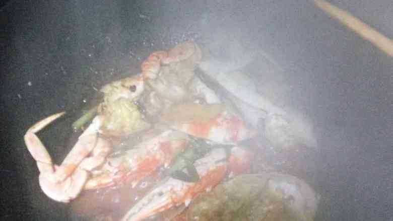 姜葱炒红花蟹,蟹先爆油