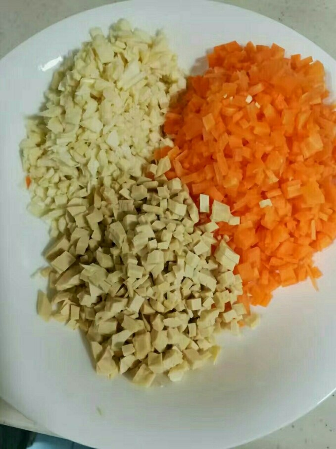 炸酱,各种食材切丁备用