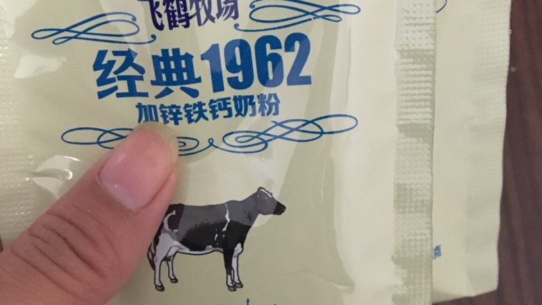 微波炉版超简单牛轧糖,我在超市买的这种奶粉,一包25g,正好用了3包。