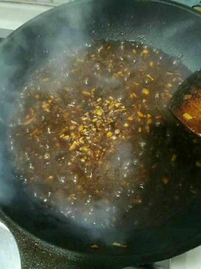 炸酱,加适量的水和大量的白糖熬制。