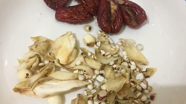 虫草花鸡汤,清洗好的辅料:红枣去核这样不会上火,其余的清洗干净后用温水泡20分钟左右最好。