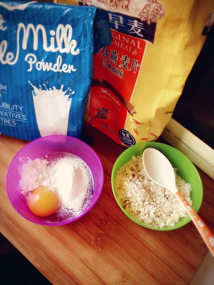 鸡蛋牛奶米饼,准备食材，然后搅拌至糊状