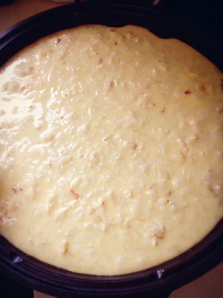 鸡蛋牛奶米饼,平底锅预热，刷一层油，把糊到进去，铺平