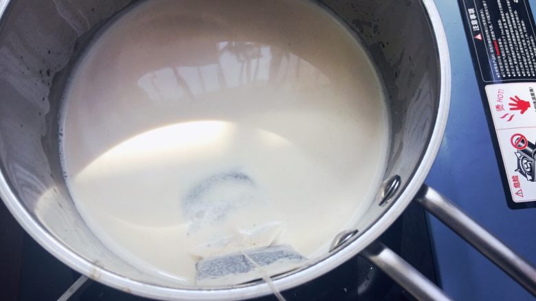 在家轻松做出港式奶茶(快手版),放入茶包,和纯牛奶一起煮。