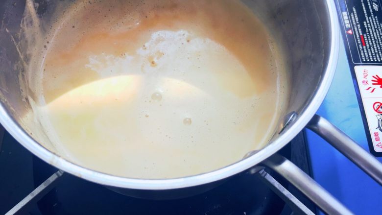在家轻松做出港式奶茶(快手版),煮到奶茶色越来越浓郁,即可关火。