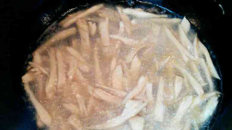 香甜鸡蛋蘑菇,首先,蘑菇放油里炸到起泡,可以多炸会,之后捞出控油。