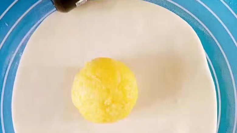 ♨【金鸡抱“福”奶黄包】,白面团整个擀好把馅包进去,需要留一小团备用