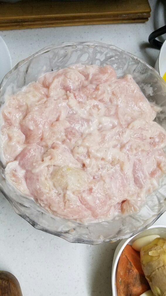 水煮肉片,腌制猪肉，切片放入盐，<a style='color:red;display:inline-block;' href='/shicai/ 720'>胡椒粉</a>，<a style='color:red;display:inline-block;' href='/shicai/ 718'>料酒</a>，大量淀粉，最后放油。在放完淀粉后摔打肉片。