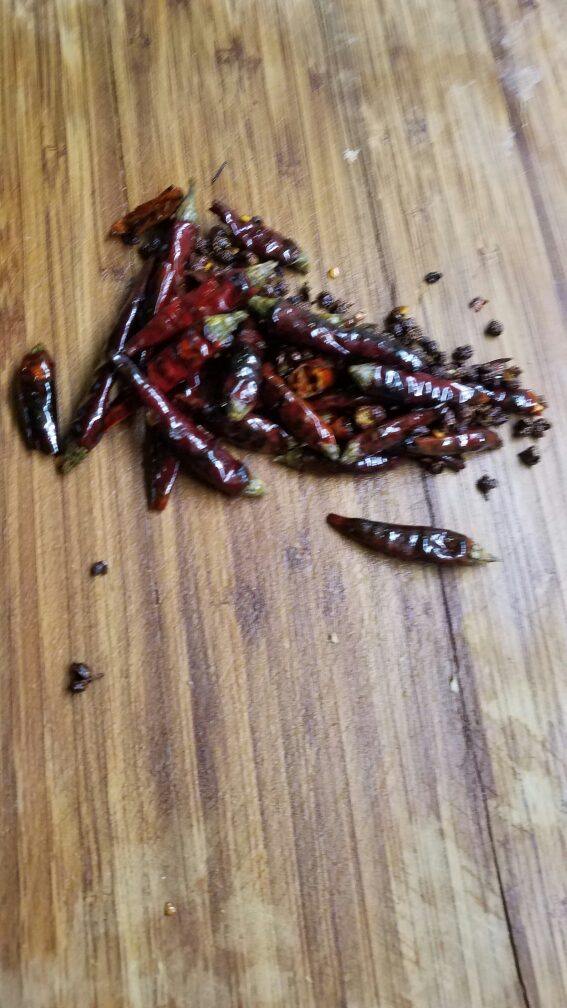 水煮肉片,在腌制肉的过程中，制作辣椒酥。辣椒酥都有:<a style='color:red;display:inline-block;' href='/shicai/ 86474'>干辣椒</a>，<a style='color:red;display:inline-block;' href='/shicai/ 700'>花椒</a>，麻椒。放少许油在国内，微火翻炒直变色。