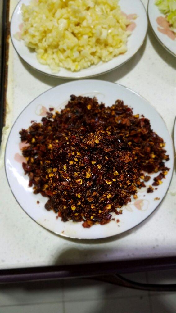 水煮肉片,晾凉后，用刀剁碎。